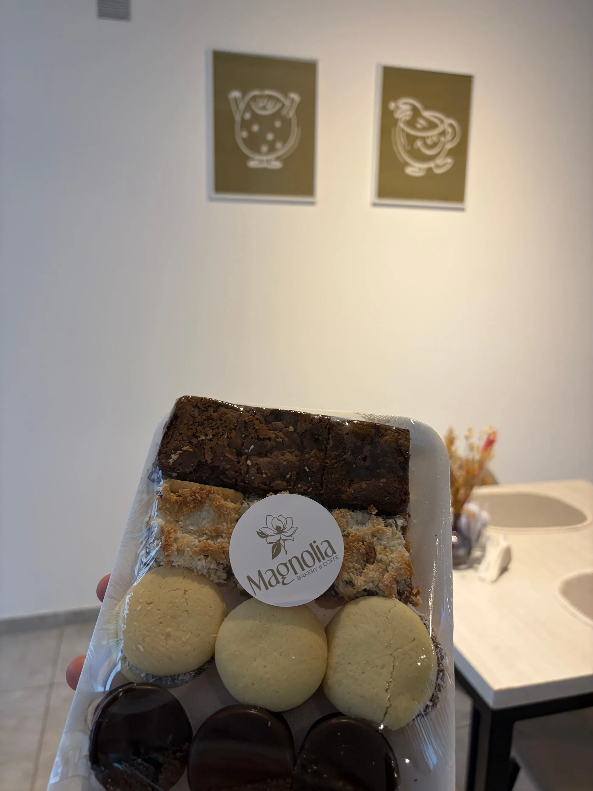 Bandeja de alfajores, brownies y postres con el sticker de Magnolia