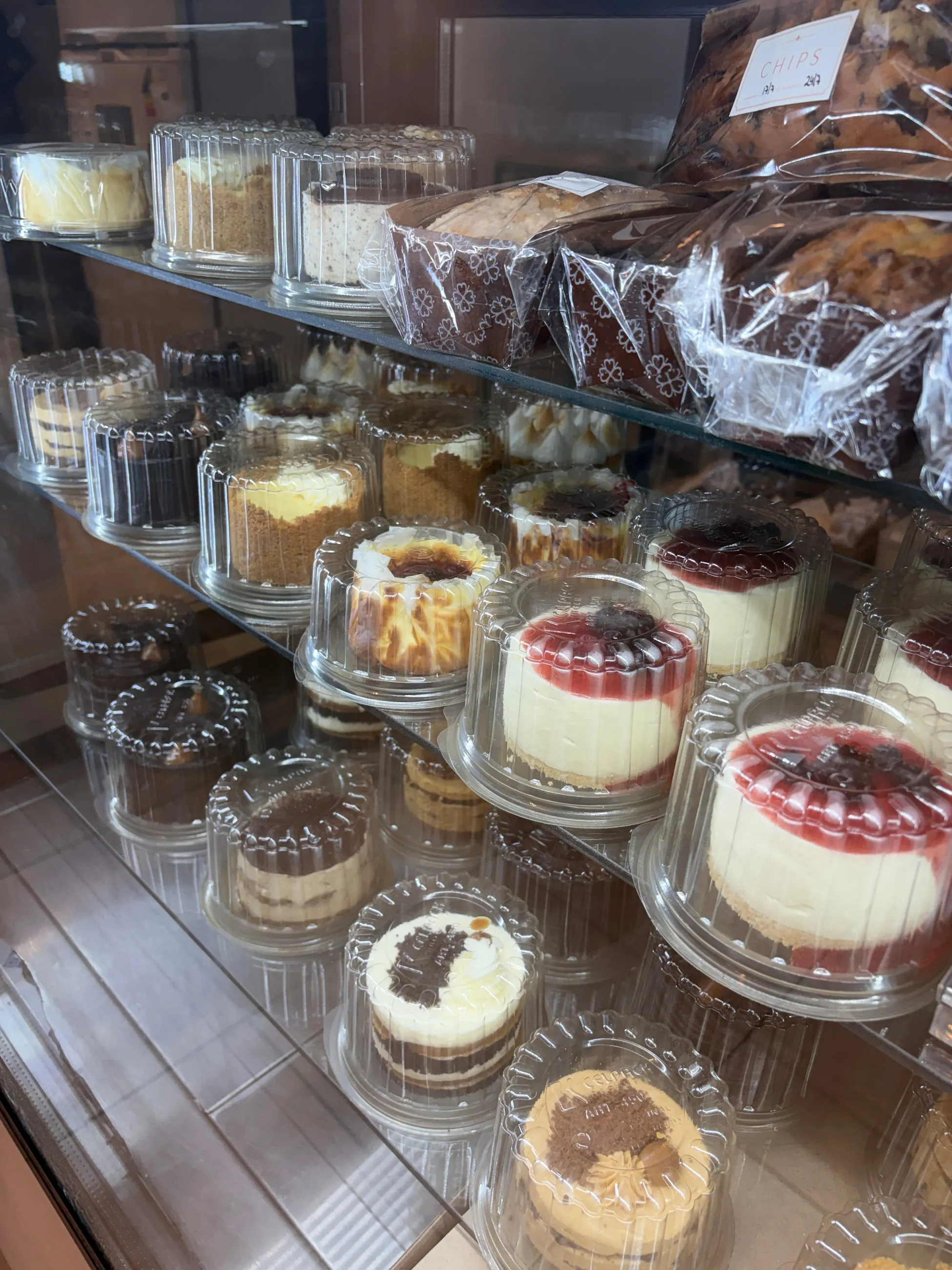 Porciones individuales de cheesecake y tortas en la vitrina